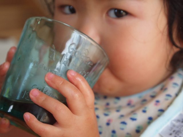 コップで飲む