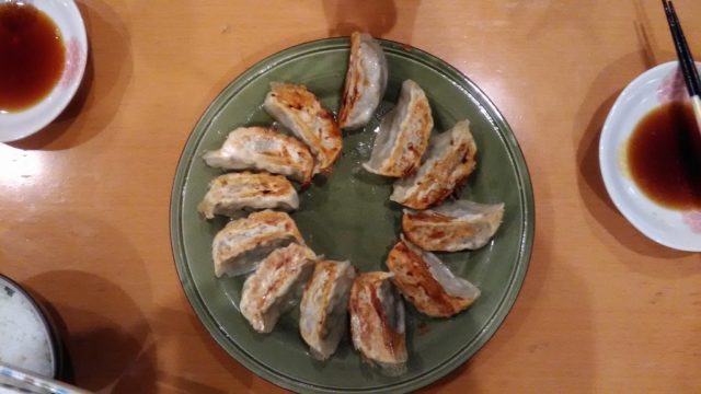 ステンレスフライパンで餃子を焼く