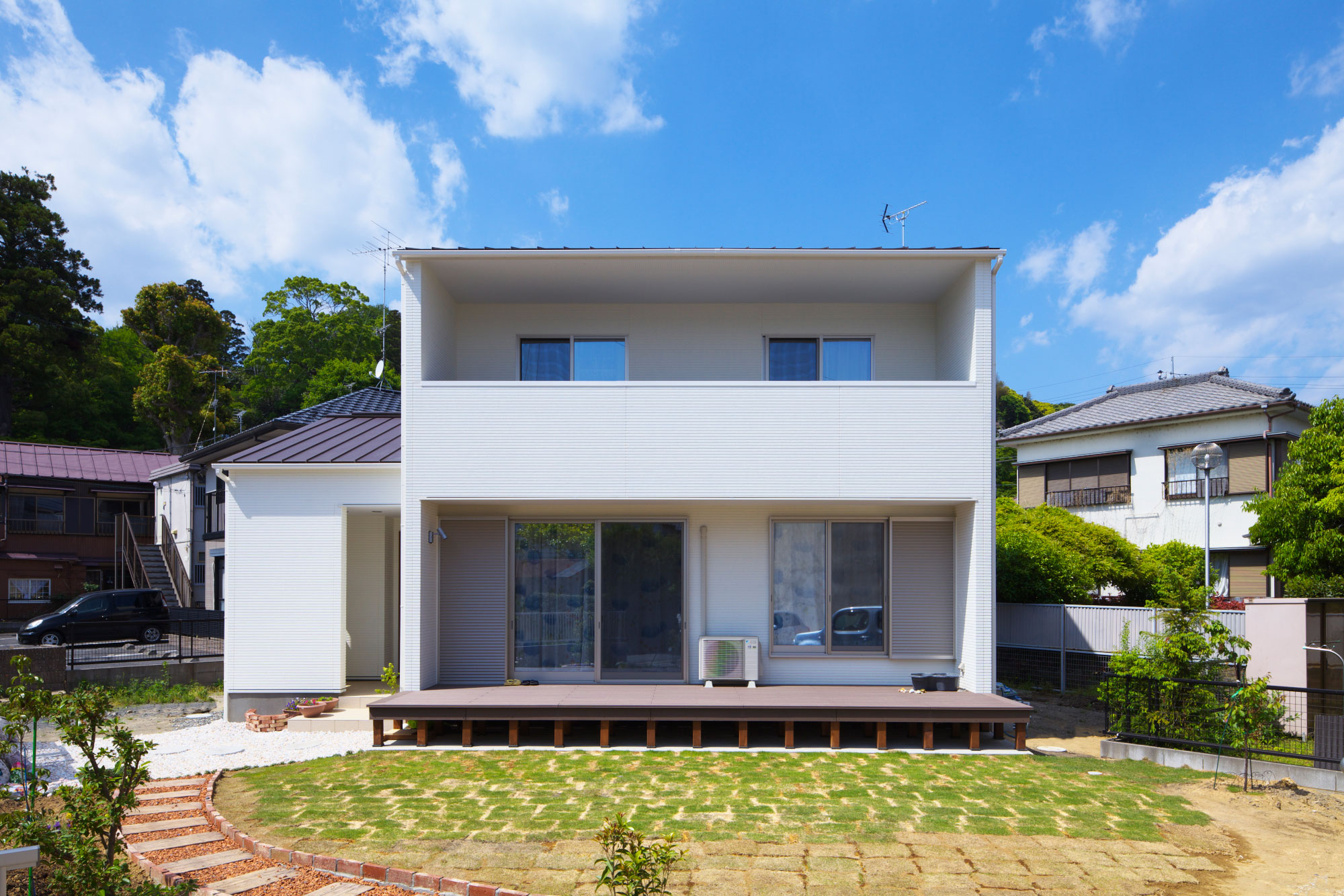 二階建て　おしゃれな芝生　レンガの敷石