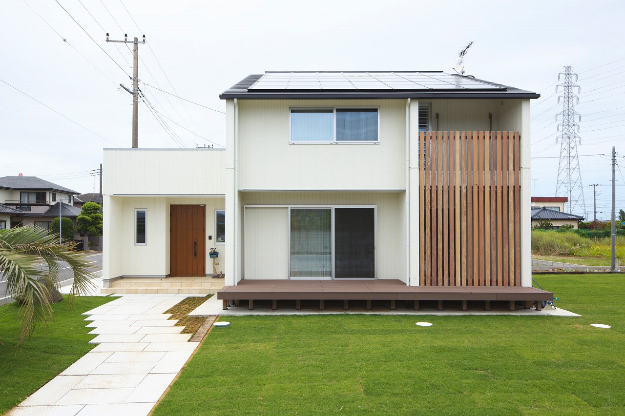 ソーラーパネル　注文住宅　二階建て