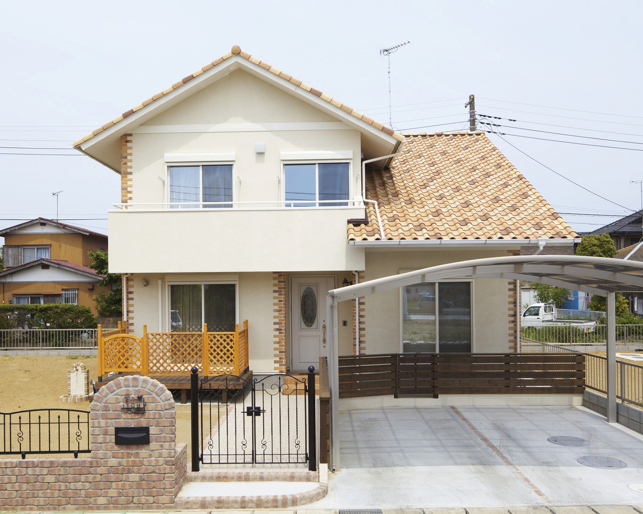 二階建て　レンガ　デザイン住宅