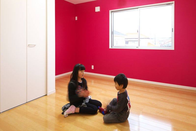 カラフルな壁　ワンポイント壁　シンプルな部屋