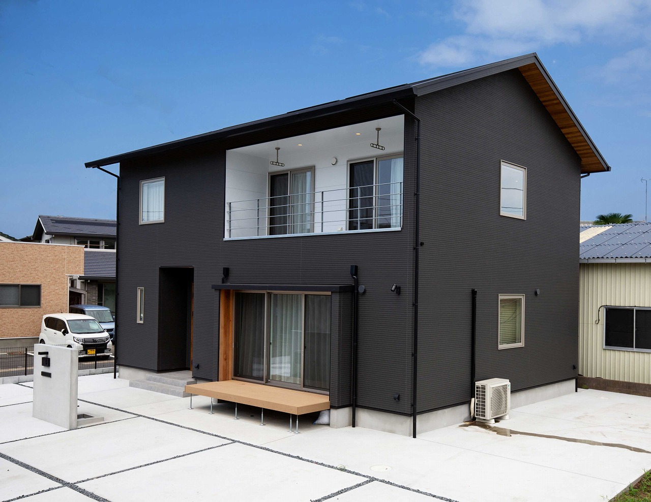 二階建て　ベランダ　雨に濡れない