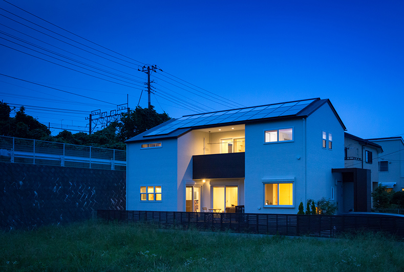 ソーラーパネル　二階建て　住宅