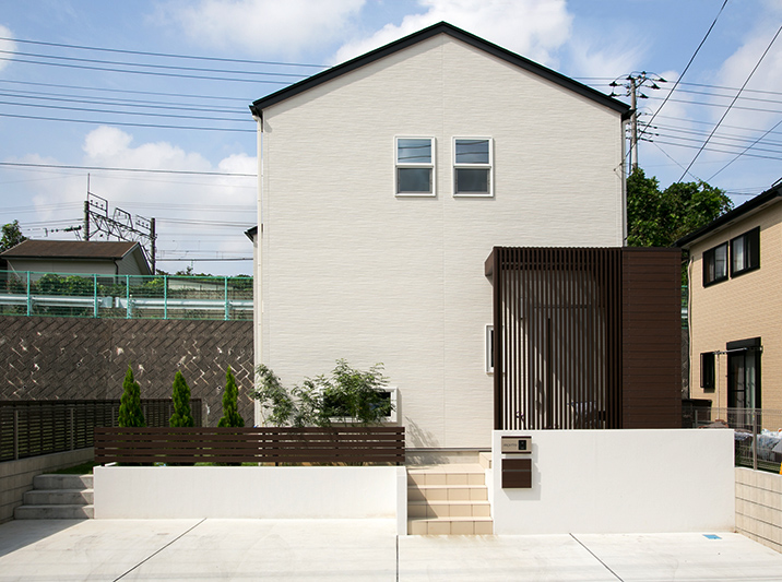 モダン　シンプル　二階建て